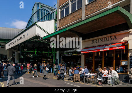 Les gens boire et manger à l'extérieur du restaurant à tapas espagnol Brindisa, Borough Market, Southwark, Londres, Angleterre Banque D'Images