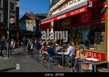 Les gens boire et manger à l'extérieur du restaurant à tapas espagnol Brindisa, Borough Market, Southwark, Londres, Angleterre Banque D'Images