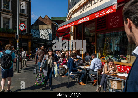 Les gens boire et manger à l'extérieur du restaurant à tapas espagnol Brindisa, Borough Market, Southwark, Londres, Angleterre Banque D'Images