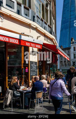 Les gens boire et manger à l'extérieur du restaurant à tapas espagnol Brindisa, Borough Market, Southwark, Londres, Angleterre Banque D'Images