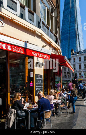 Les gens boire et manger à l'extérieur du restaurant à tapas espagnol Brindisa, Borough Market, Southwark, Londres, Angleterre Banque D'Images