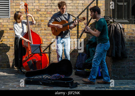 De jeunes musiciens jouant dans Brick Lane, Londres, Angleterre Banque D'Images