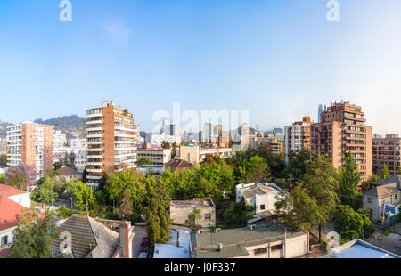 Vue panoramique sur le quartier résidentiel de la commune de Providencia à Santiago, Chili Banque D'Images