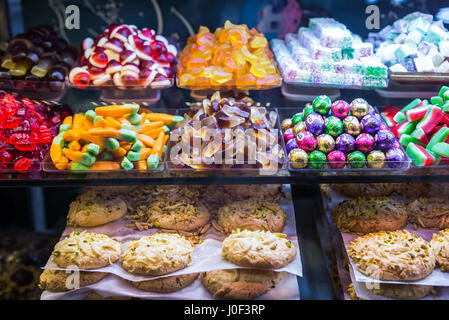 Bonbons à la vente sur le vieux bazar de Kashan, ville capitale de comté de Kashan en Iran Banque D'Images