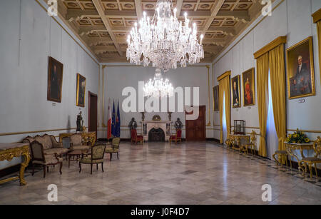 La Valette, MALTE - 31 juillet 2015 : l'intérieur de la chambre jaune, qui est aujourd'hui sert de salle de conférence. Palais du Grand Maître. La Valette. Malte Banque D'Images