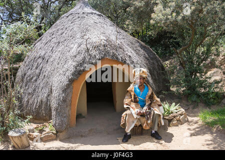 Ngaka Guérisseur traditionnel au Village Culturel Basotho, Golden Gate Highlands National Park, la Province de l'État libre, République d'Afrique du Sud Banque D'Images