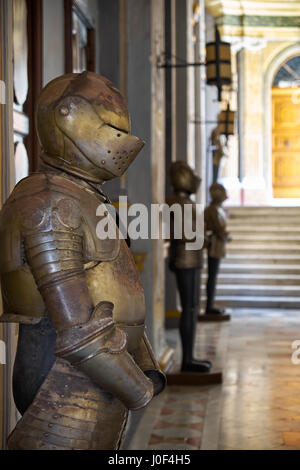 La Valette, MALTE - 31 juillet 2015 : La des armures dans le manège militaire corridor sur l'étage principal de la palais du Grand Maître. La Valette. Malte Banque D'Images
