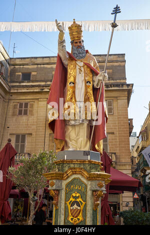 La Valette, MALTE - 31 juillet 2015 : une maison de décoration présentés statue du pape Saint Pie V. La statue faite de papier mâché préparé pour la maison de vacances Banque D'Images