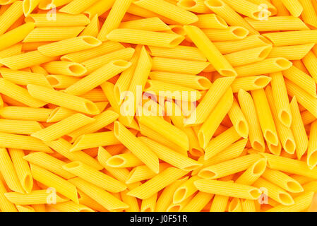 Penne Rigate pâtes italienne Macaroni cru de nourriture ou de texture de fond close up Banque D'Images