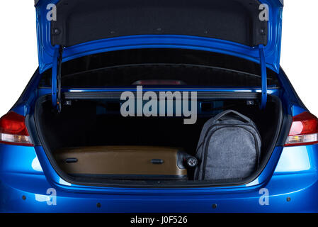 Ouvrir les sacs dans coffre de voiture moderne. Coffre de voiture bleu plein isolé sur fond blanc Banque D'Images