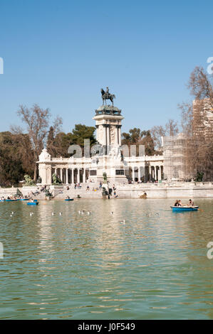 Monument d'Alfonso XII sur le lac de plaisance, Parque del Buen Retiro (parc du Retiro), Madrid, Espagne Banque D'Images