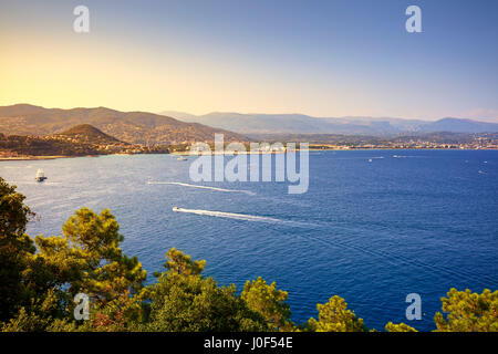 Cannes et La Napoule vue panoramique sur la mer, vue sur la baie de yachts et bateaux de Theoule sur Mer. D'azur, Côte d'Azur ou Côte d Azur, Provence, France Banque D'Images