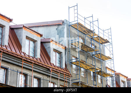 L'échafaudage près d'une maison en construction Rénovation façade.. Banque D'Images