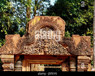 Angkor Wat - belles sculptures, bas-reliefs du Temple de Banteay Srei Banque D'Images