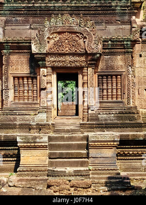 Angkor Wat - belles sculptures, bas-reliefs du Temple de Banteay Srei Banque D'Images
