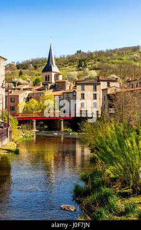 Village de Champeix et la rivière Couze Chambon. Puy de Dôme. L'Auvergne. France Banque D'Images