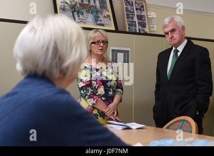 Shadow chancellor John McDonnell écoute pensionné Ann Caswell (à gauche) alors qu'il dévoile des retraités du travail à la carte d'engagement Gilbert Richards Centre à Coventry, comme le Parti travailliste a promis que la triple garantie de l'état sur les augmentations de pension sera protégée jusqu'en 2025 si le travail gagne les prochaines élections. Banque D'Images