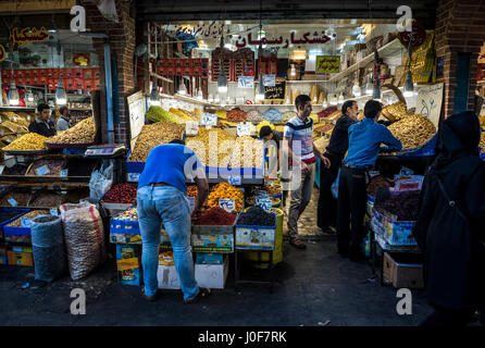 Boutique avec des fruits secs sur le Grand bazar de Téhéran, ville capitale de l'Iran et la province de Téhéran Banque D'Images