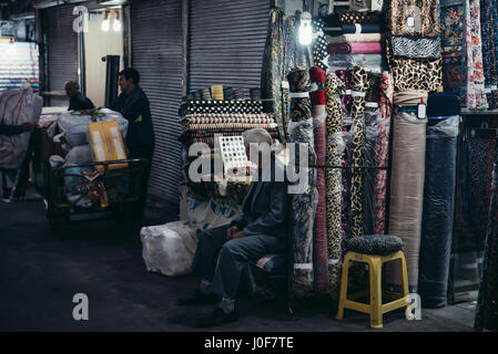 Textile vente mal sur le Grand bazar de Téhéran, ville capitale de l'Iran et la province de Téhéran Banque D'Images