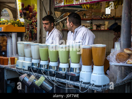 Stand avec des jus fraîchement pressés sur le Grand bazar de Téhéran, ville capitale de l'Iran et la province de Téhéran Banque D'Images