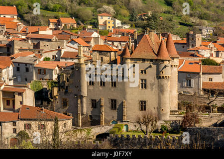 Saint-Amant-Tallende village et château, Puy de Dome, Auvergne, France Banque D'Images