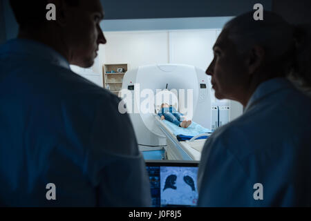 Belle jeune femme couchée dans le scanner IRM Banque D'Images
