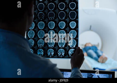 Les images IRM d'être examiné par un médecin Banque D'Images