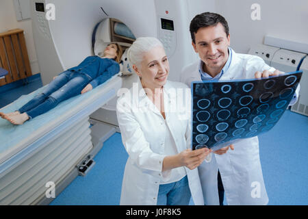 Heureux bel homme debout avec son collègue Banque D'Images