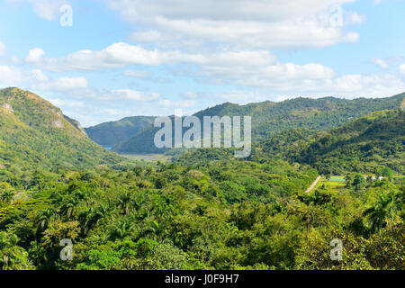 El Nicho Cascades à Cuba. El Nicho est situé à l'intérieur du Gran Parque Natural Topes de Collantes, un parc forestier qui s'étend sur toute la Sierra Esc Banque D'Images