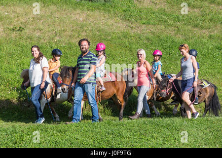 Poney Shetland. Des adultes avec des enfants poneys à cheval. L'Autriche Banque D'Images