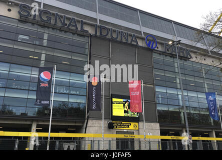 Une vue générale à l'extérieur du Signal Iduna Park accueil du Borussia Dortmund. Banque D'Images