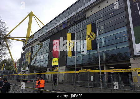 Une vue générale à l'extérieur du Signal Iduna Park accueil du Borussia Dortmund. Banque D'Images