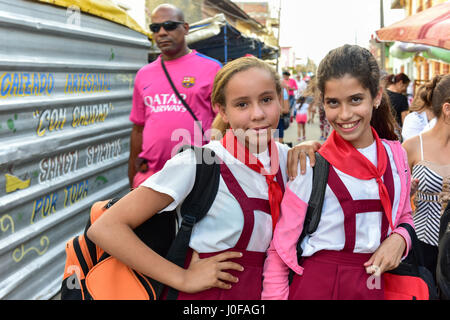 Trinidad, Cuba - 12 Jan 2017 : jeunes étudiantes habillés en uniforme à Trinidad, Cuba. Banque D'Images