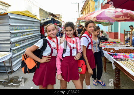 Trinidad, Cuba - 12 Jan 2017 : jeunes étudiantes habillés en uniforme à Trinidad, Cuba. Banque D'Images