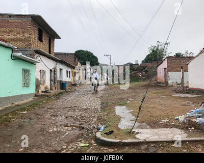 Trinidad, Cuba - Jan 12, 2017 : l'homme à cheval le long des rues du vieux Trinidad, Cuba, site du patrimoine mondial de l'UNESCO. Banque D'Images