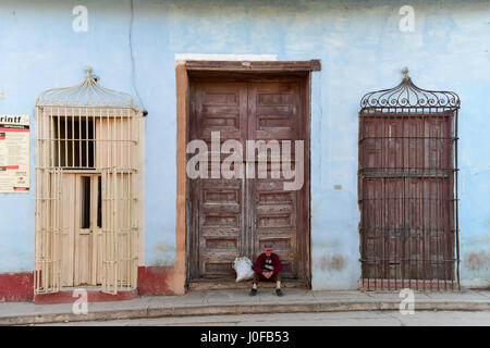 Trinidad, Cuba - 12 Jan 2017 : Vieil homme, assis sur les rues du vieux Trinidad, Cuba, site du patrimoine mondial de l'UNESCO. Banque D'Images