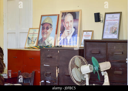 Trinidad, Cuba - 12 janvier 2017 : Portrait de Raul et Fidel Castro dans un bureau du gouvernement à Trinidad, Cuba. Banque D'Images