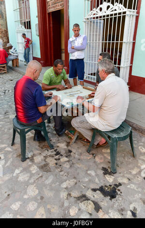 Trinidad, Cuba - 12 janvier 2017 : de vieux hommes jouant aux dominos dans les rues de Trinidad, Cuba. Banque D'Images