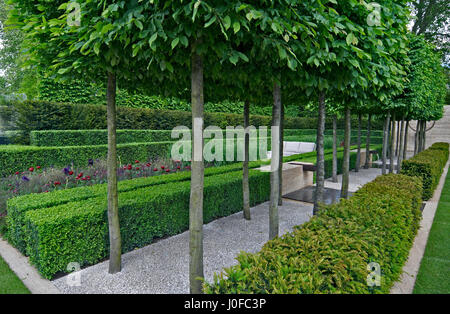 Un jardin classique avec une avenue d'if, case et charme menant à une pièce d'eau et de la sculpture Banque D'Images