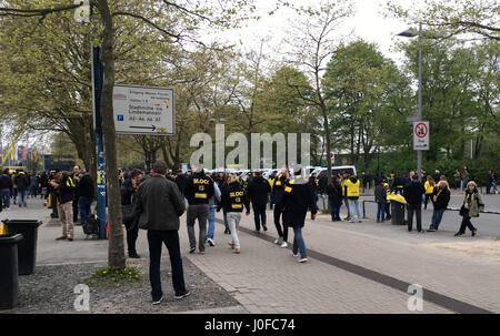 Arriver à des fans accueil Signal Iduna Park du Borussia Dortmund. Banque D'Images