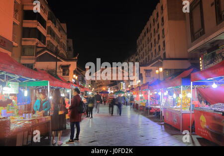 Personnes visitent la rue commerçante Xicheng marché de nuit de Guilin en Chine. Xuanwu street est une rue piétonne commerçante principale. Banque D'Images