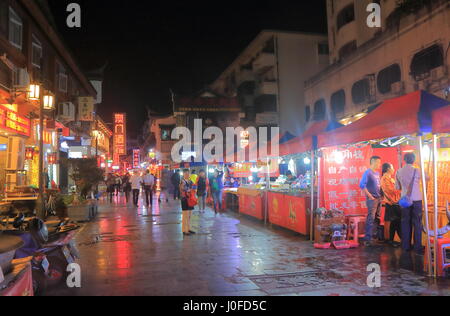 Personnes visitent la rue commerçante Xicheng marché de nuit de Guilin en Chine. Xuanwu street est une rue piétonne commerçante principale. Banque D'Images