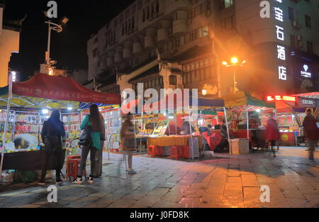 Personnes visitent la rue commerçante Xicheng marché de nuit de Guilin en Chine. Xuanwu street est une rue piétonne commerçante principale. Banque D'Images