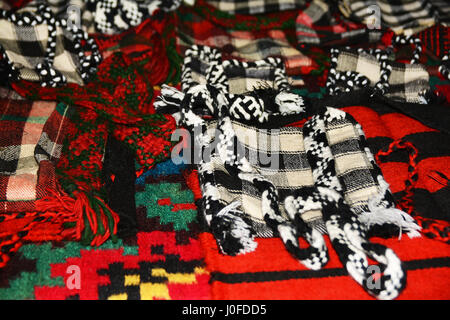 Vieilles choses fait main laine traditionnelle roumaine avec motifs antiques Banque D'Images
