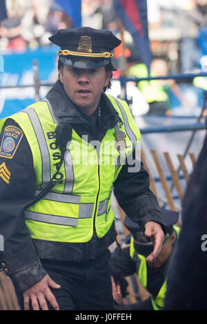 DATE DE SORTIE : Janvier 13, 2017 Title : Patriots Day STUDIO : Lionsgate Réalisateur : Peter Berg Résumé : L'histoire de l'attentat du Marathon de Boston 2013 et la suite, qui comprend la chasse à l'échelle de la ville pour trouver les terroristes responsables avec : Mark Wahlberg comme Tommy Saunders. (Crédit Image : © Lionsgate Entertainment/photos) Banque D'Images