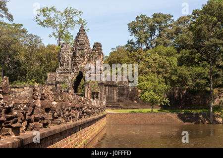 Porte Sud d'Angkor Thom, la chaussée et les douves entourant l'ancienne ville Banque D'Images