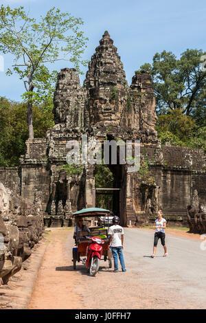 Porte Sud d'Angkor Thom, l'entrée de la ville antique, avec un tuc-tuc en attente d'un passager Banque D'Images