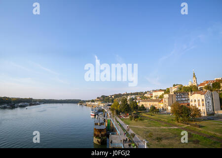 BELGRADE, SERBIE - Octobre 9, 2016 : Avis de la banque du fleuve Sava à Belgrade. Une église cathédrale orthodoxe peut être vu sur le droit, sur la forteresse de Kalemegdan Banque D'Images