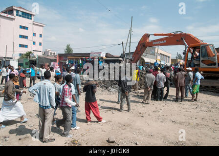 Les personnes observant les travaux d'excavation avec machine à Addis Abeba Banque D'Images