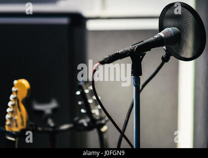 Microphone et guitares mis en place dans un studio d'enregistrement Banque D'Images